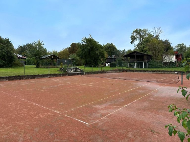 12 Gemeinschaftlicher Tennisplatz