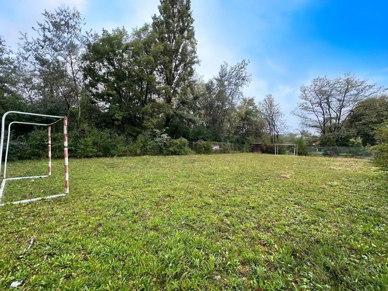 13 Gemeinschaftsfußballplatz