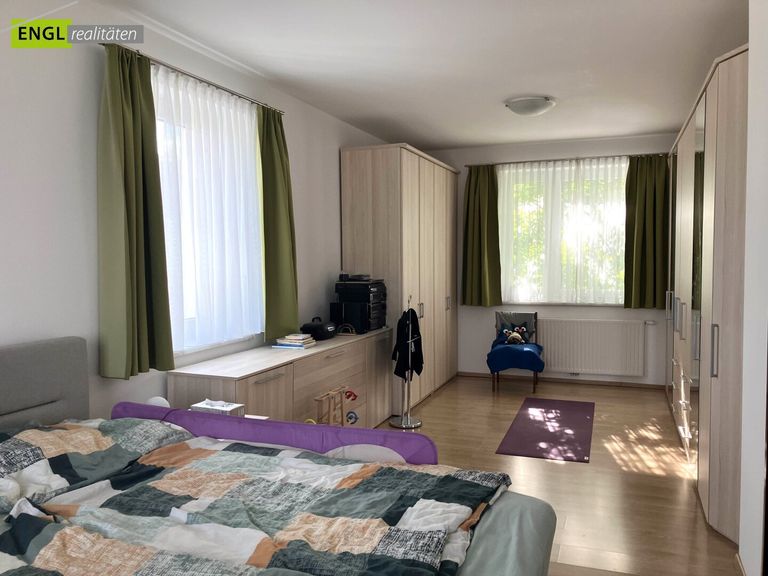 großes Schlafzimmer im Obergeschoss