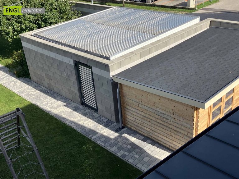 Carport und Nebengebäude