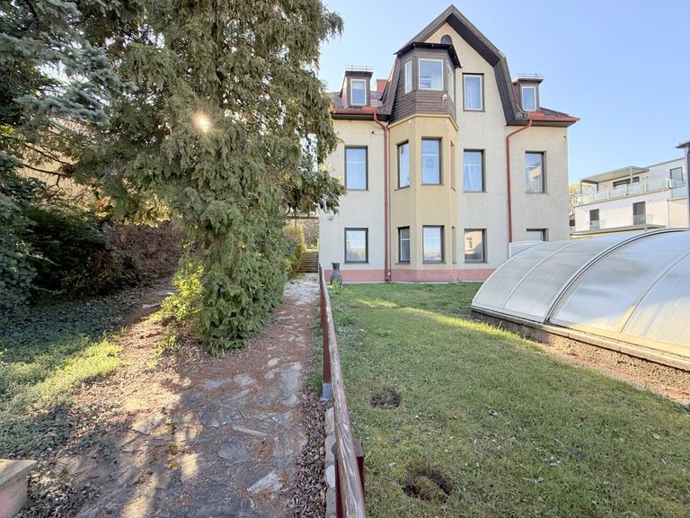 Vorderansicht mit Pool