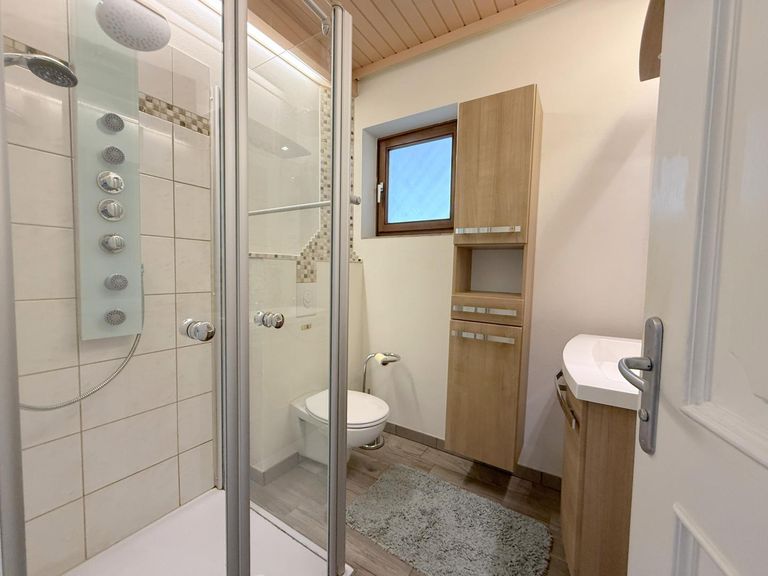 Bad mit Dusche und WC