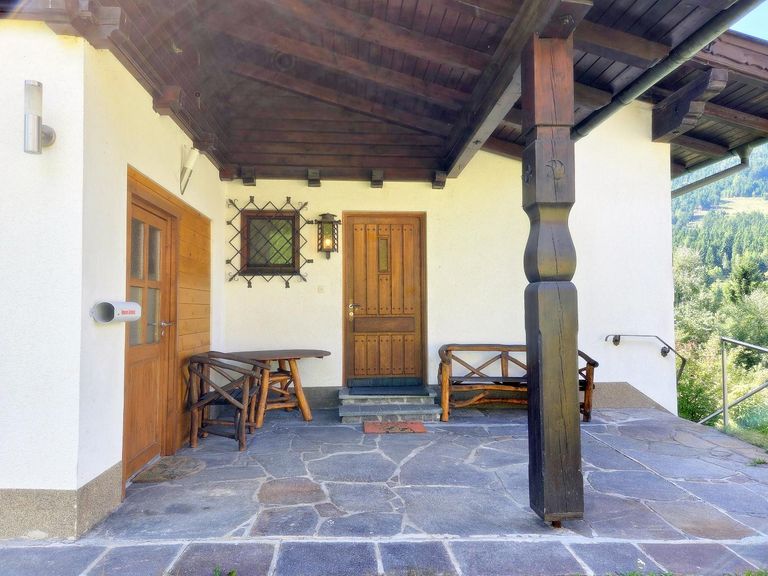 überdachter Hauseingang