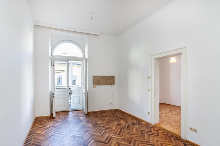 Zimmer mit Ausgang auf den Balkon