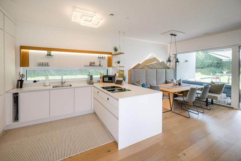 Moderne Küche mit hochqualitativem Essbereich