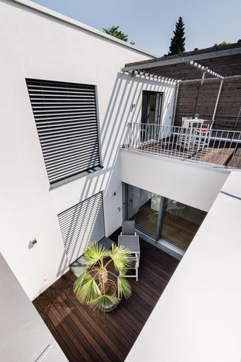 Atrium und Terrasse landen zum Entspannen ein