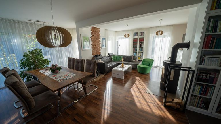 Wohn - und Essbereich mit Kamin EG