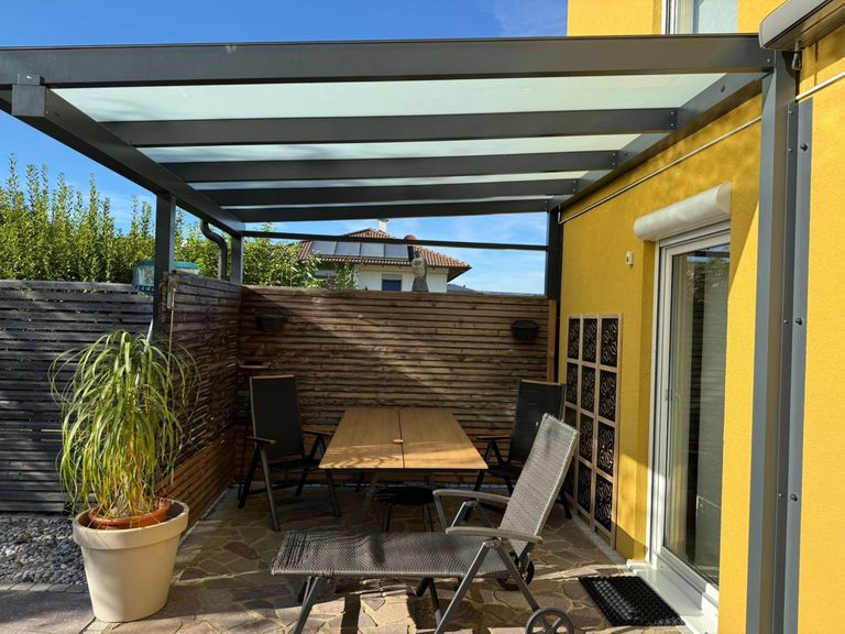 Überdachte West-Terrasse