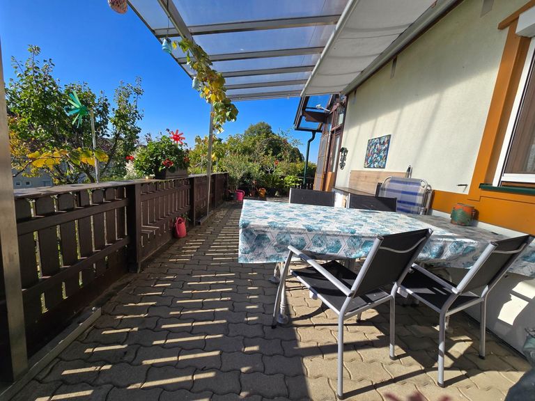 teilweise überdachte Terrasse