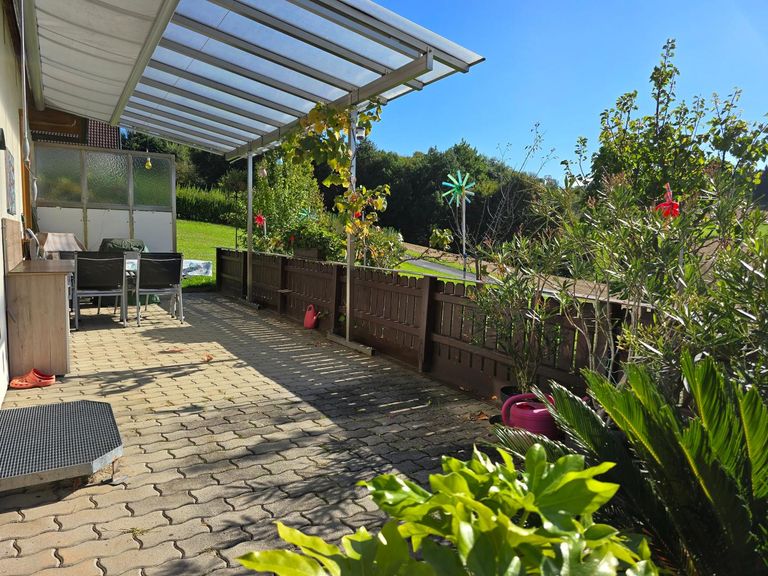 teilweise überdachte Terrasse