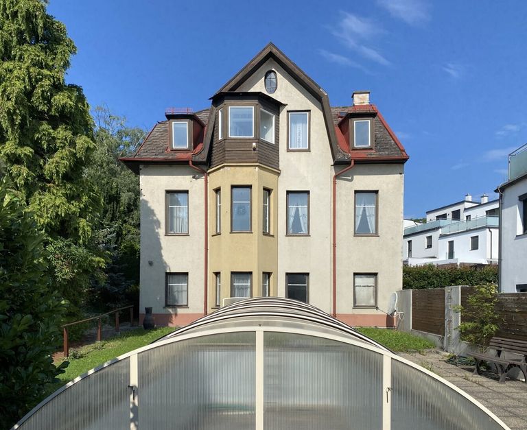 Vorderansicht mit Pool