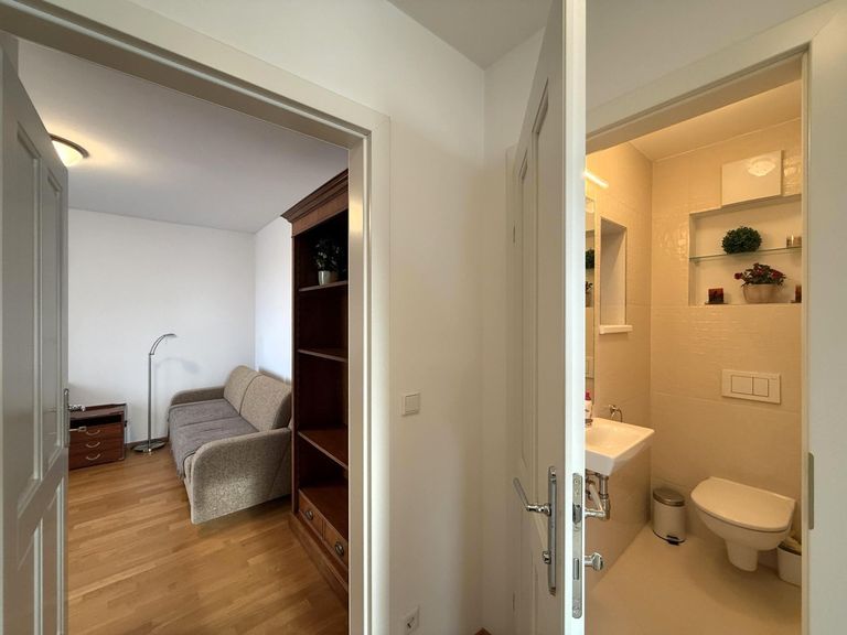 Toilette 2 / 2 - Blick ins Schlafzimmer 2 / 2