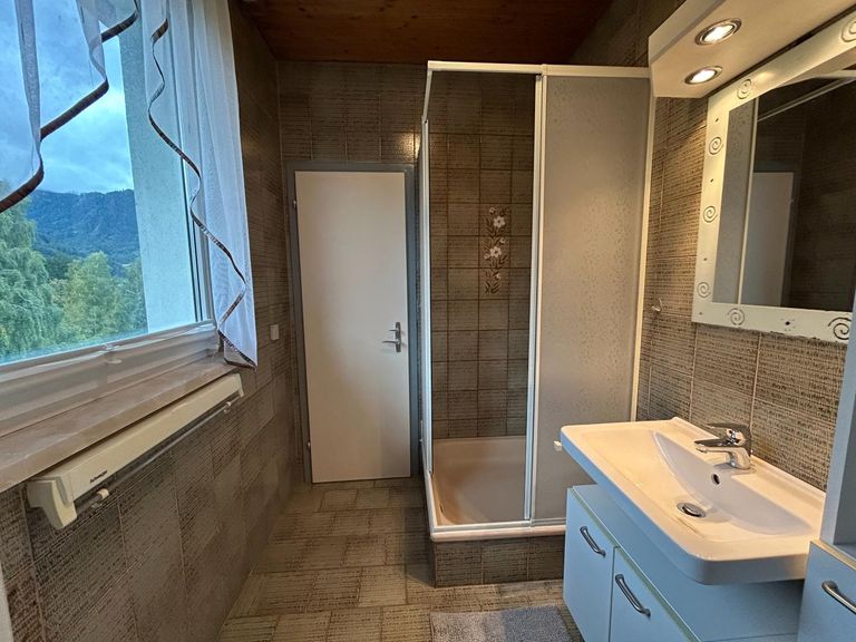 Badezimmer mit Dusche