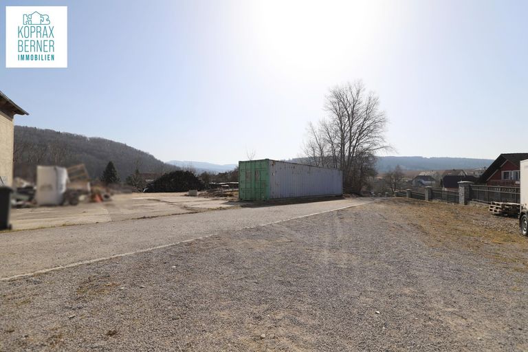 Halle - Vorplatz-Auffahrt