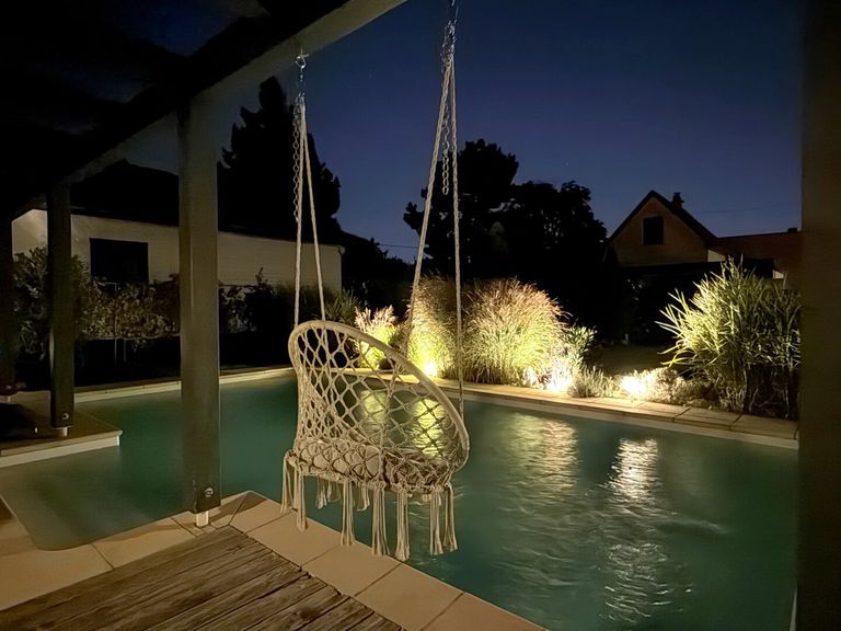 Poolbereich am Abend