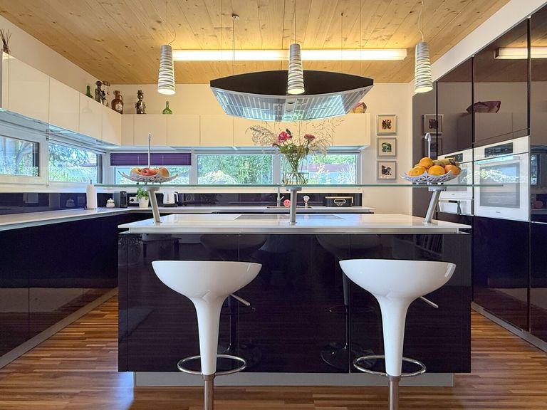 Erdgeschoss - Küche mit Bar