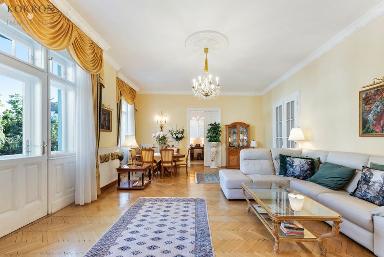 Der Wohnsalon mit Ausgang auf den Ost-Balkon