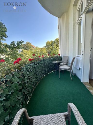 Stilvoller Altbau-Balkon mit Grünblick
