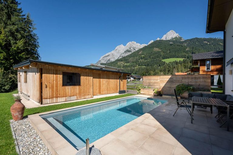 Terrasse und Nebengebäude mit Bergblick