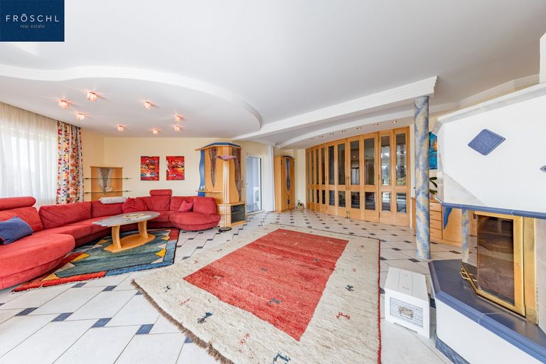 Blick vom Essbereich zur Diele und Wohnzimmerbereich