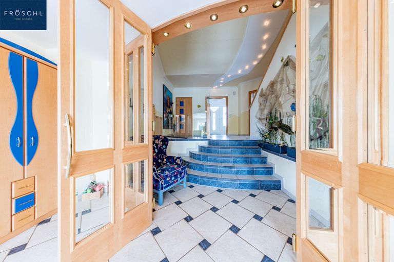 Blick vom Wohnbereich zum Eingang und zur Diele