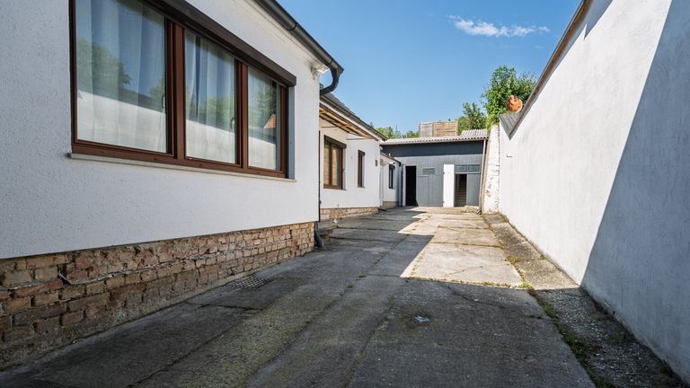 Einfahrtsbereich - Hof