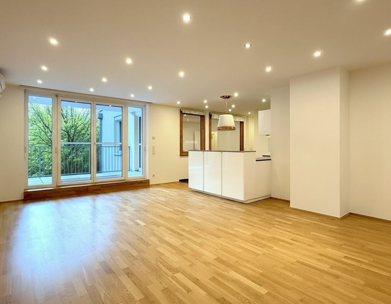 Wohnküche mit Balkonzugang