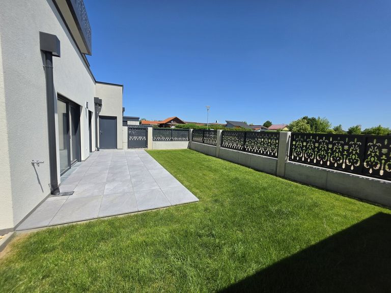 Terrasse mit Garten