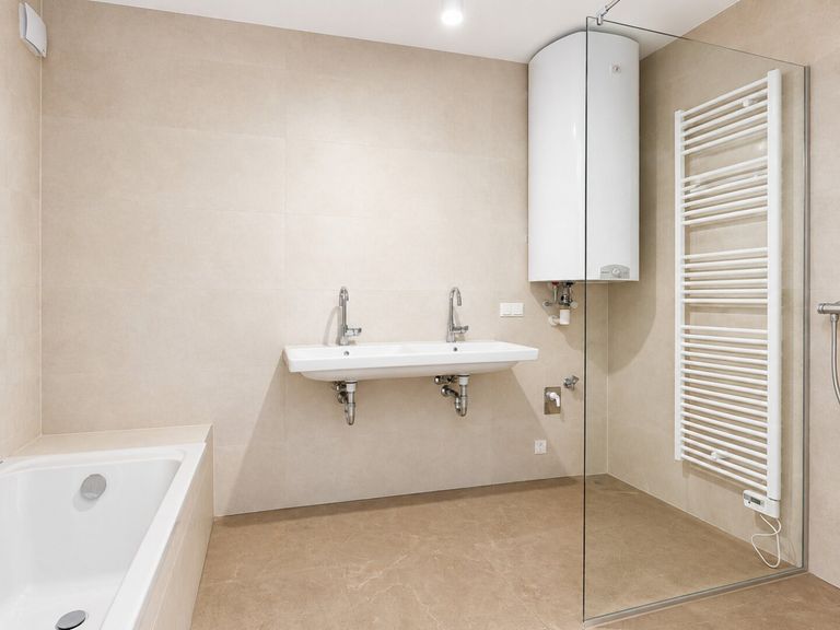 Bad mit Dusche u Badewanne