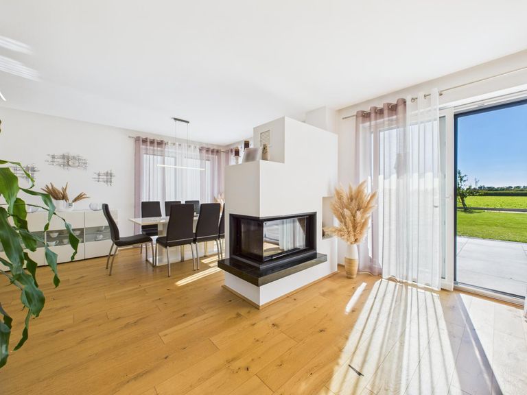 Wohn- und Essbereich 6