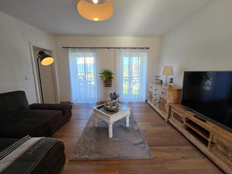 Wohnzimmer mit Zugang Terrasse Osten