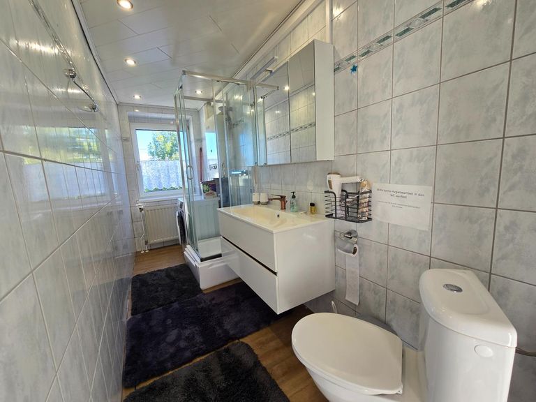 Badezimmer 1 mit Dusche und WC