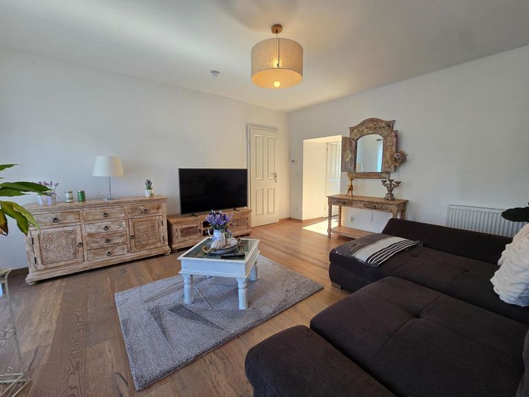 Wohnzimmer mit Zugang Terrasse Osten