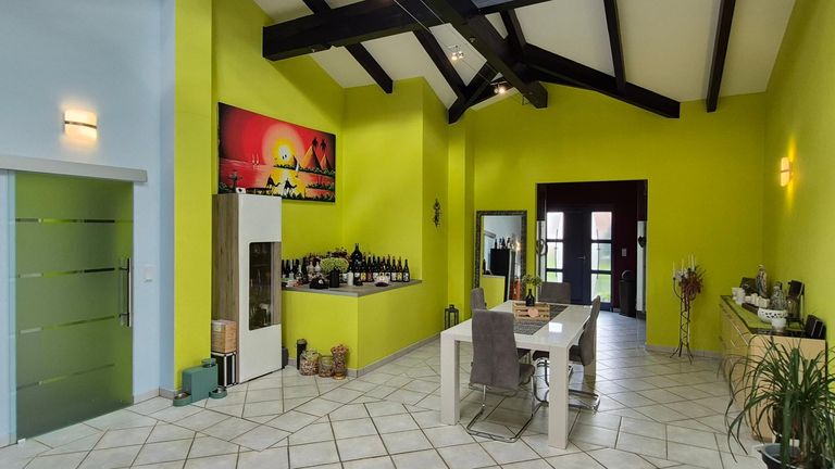 Essbereich mit seitlichem Zugang zu zweiter Wohn