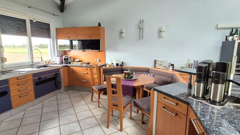 Küche mit integrierter Essgruppe