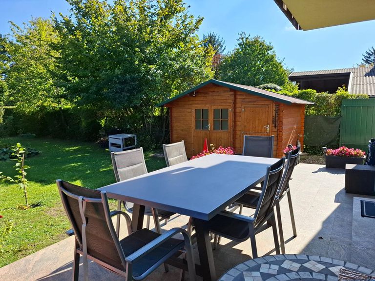 Terrasse & Gartenhütte