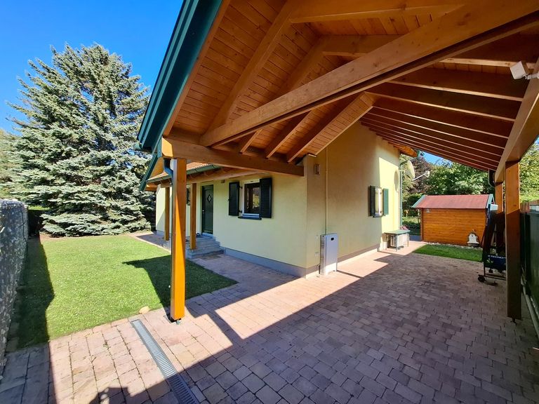 Carport und Vorgarten