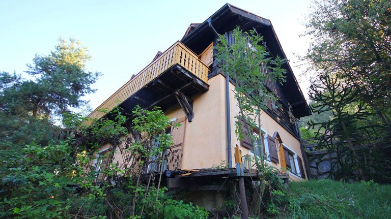 Westansicht mit sanierungsbedürftigen Balkonen