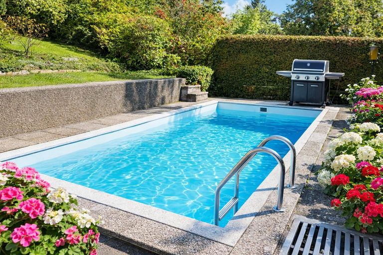 Pool-Oase in Langenzersdorf -KI bearbeitet