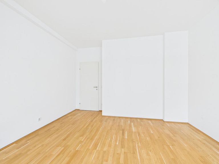 CAM04191G0-PR0076-STILL013