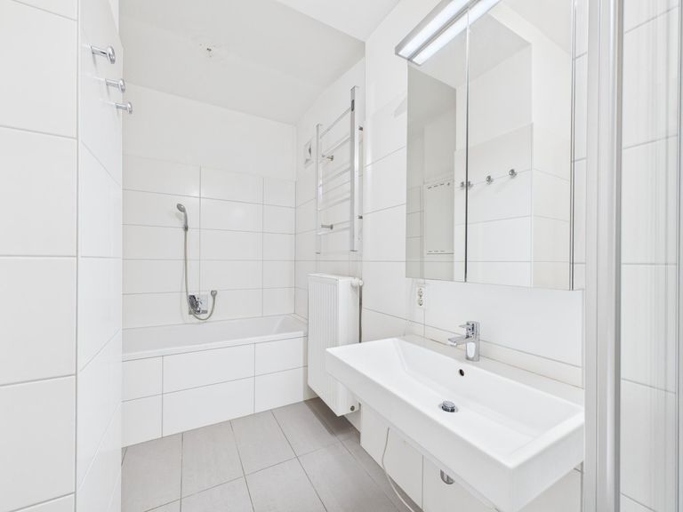 CAM04191G0-PR0076-STILL010