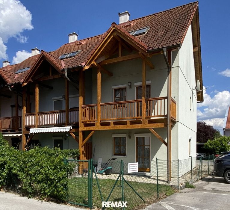 Hinterseite Haus mit Garten