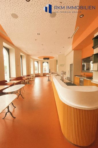 Großer Saal mit Barbereich