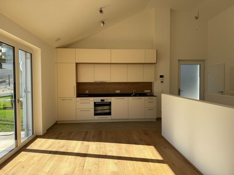 Wohnzimmer mit offener Küche