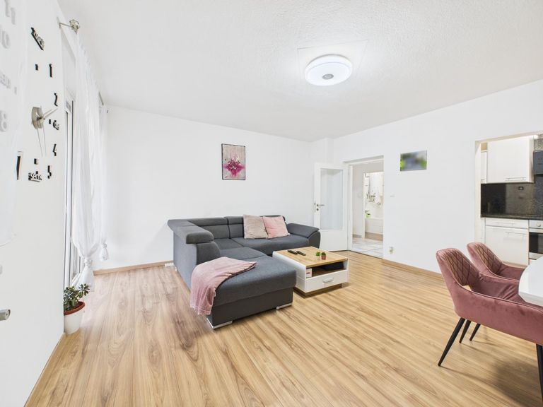 Wohn- und Essbereich 6