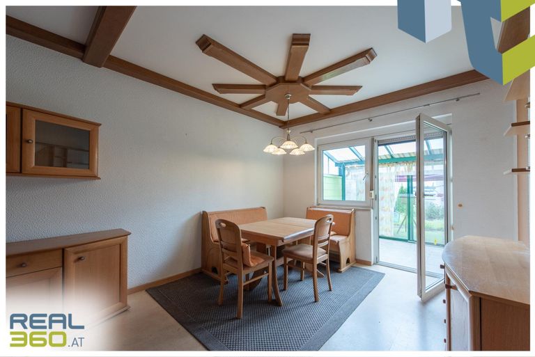 Essbereich mit dem Ausgang zum Wintergarten