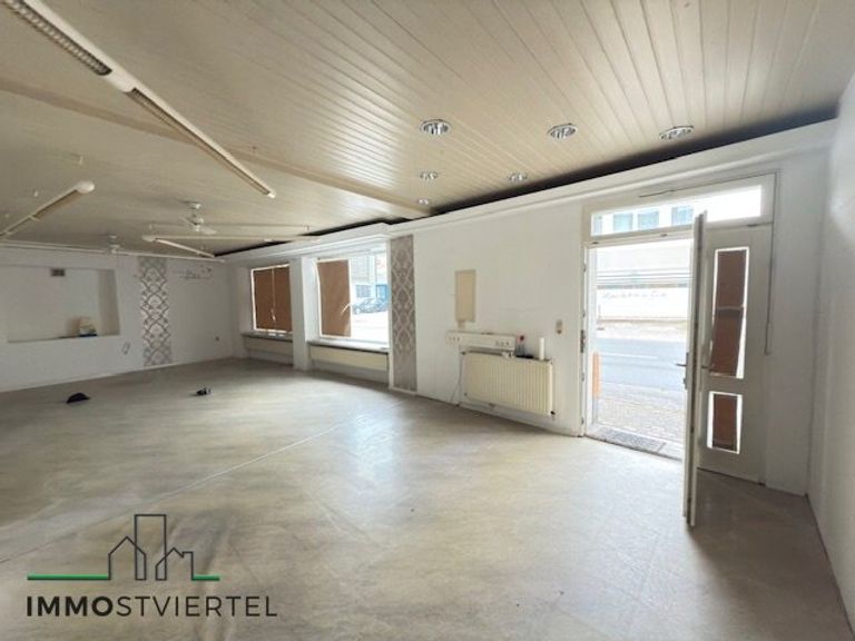 Geschäftsfläche mit Auslagen