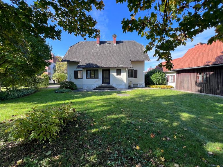 Haus und Nebengebäude