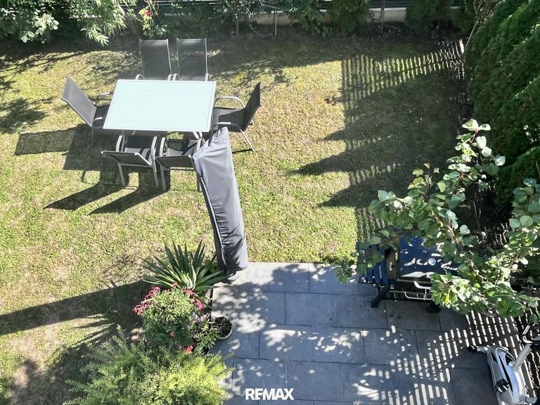 Blick vom Balkon in den Garten