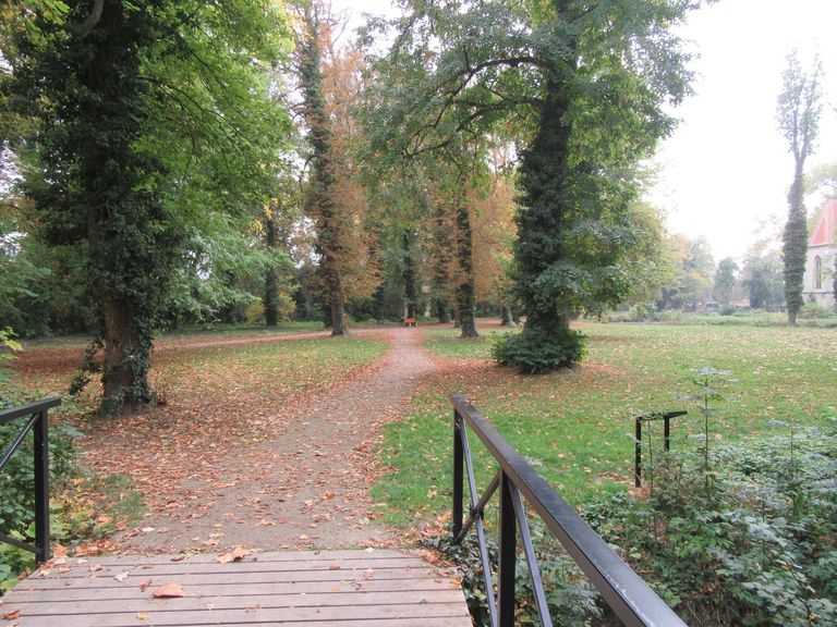 21 Brücke zum angrenzenden Schloßpark